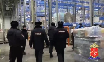 Фото: В Кемерове силовики проверили два крупных склада, искали мигрантов-нарушителей 1