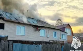 В Кузбассе загорелся двухквартирный дом