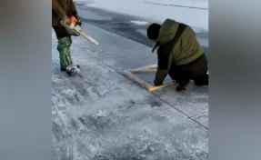 Глава Кемерова показал на видео, как заготавливают лёд для снежных городков