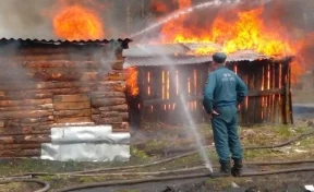 В районе кемеровской шахты сгорели три стайки