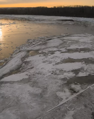 В Якутии паром с людьми застрял во льдах на реке Вилюй