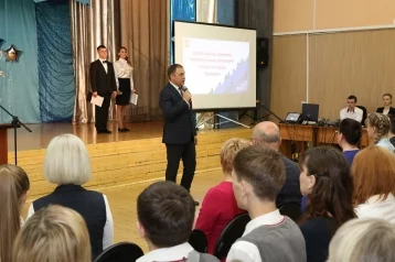 Фото: Илья Середюк вручил муниципальные стипендии 300 школьникам 1