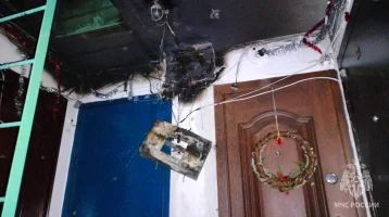 Фото: Пожарные спасли 9 человек из горящего дома в Кузбассе 1