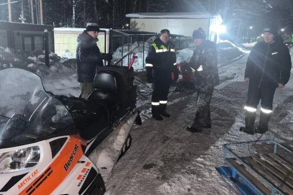 В Кузбассе семья с ребёнком провела три часа в снегу после поломки снегохода