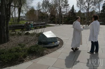 Фото: Кемеровчане несут цветы к мемориалу «Зимней вишни» в память о погибших в Казани 1