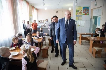 Фото: «Здесь кормят, как дома»: Сергей Цивилёв посетил школьную столовую в Новокузнецке 4