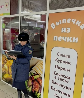 Фото: Кишечная палочка и обувь рядом с продуктами: в Кемерове закрыли кафе из-за антисанитарии 1