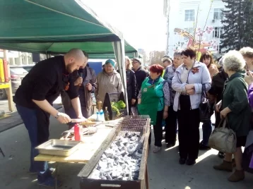 Фото: Кемеровчане попробовали 1 000 порций ухи из сома на ярмарке 1