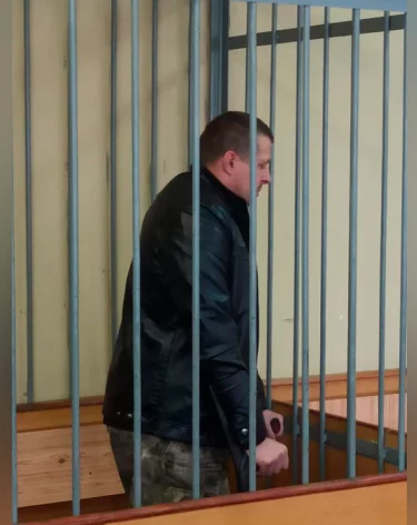 Суд арестовал водителя грузовика, который пытался провезти оружие и гранату в колонию