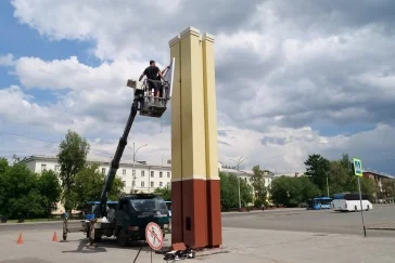 Фото: «Исторический момент»: в Кемерове начали устанавливать часы на стелу в Кировском районе 3