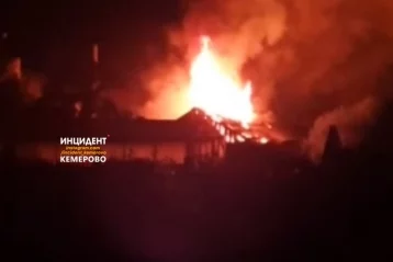Фото: Крупный вечерний пожар в Кемерове попал на видео 1