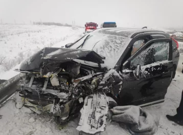 Фото: Двое погибли: в Кузбассе водитель пошёл на обгон и спровоцировал смертельное ДТП 1