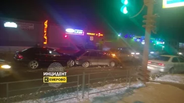 Фото: В Кемерове на скользкой дороге за вечер столкнулись шесть автомобилей 3