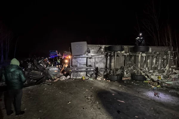 6 человек пострадали, 1 погиб в массовом ДТП с фурами на трассе Тюмень — Омск