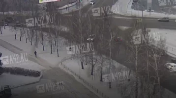 Фото: В центре Кемерова автомобиль вылетел с дороги и врезался в ограждение: ДТП попало на видео 1