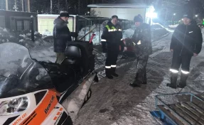 В Кузбассе семья с ребёнком провела три часа в снегу после поломки снегохода