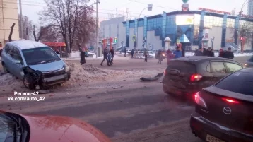 Фото: Три машины попали в ДТП в Кемерове: одна из них улетела в сугроб 1