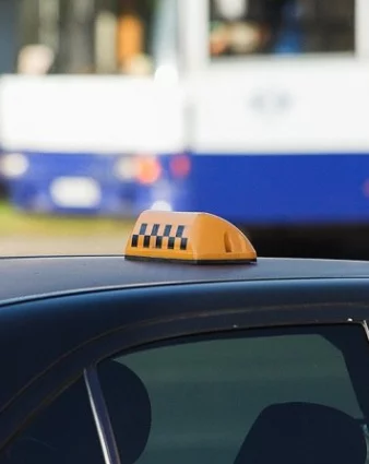 В Самарской области пассажирка угрожала таксисту мачете из-за музыки