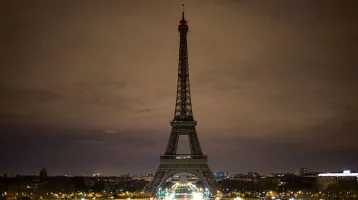 Фото: Огни Эйфелевой башни погасили в память о жертвах стрельбы в Страсбурге 1