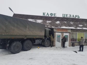 Фото: На трассе Новосибирск — Кемерово военный грузовик протаранил здание кафе 1