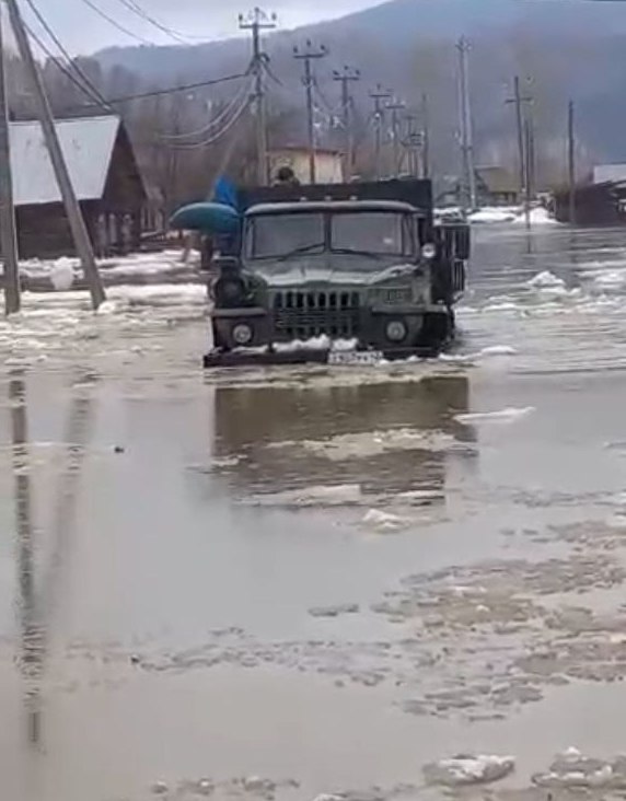 В Таштагольском районе подтопило дома из-за затора на реке Мрассу, эвакуированы 27 человек