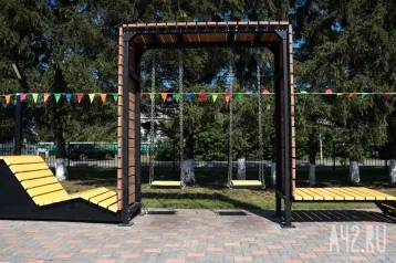 Фото: «Брат в больнице»: кемеровчанка пожаловалась на неисправные качели на детской площадке 1