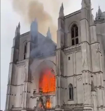 Фото: Названа возможная причина пожара во французском готическом соборе 15 века 1