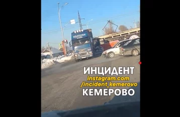 Фото: В Кемерове ДТП с трамваем и грузовиком парализовало движение на улице Нахимова 1