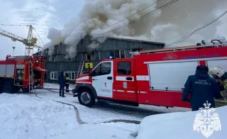 В Новокузнецке 27 человек тушили пожар на складе