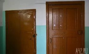 Буйный сосед ломился в квартиру женщины в Кузбассе