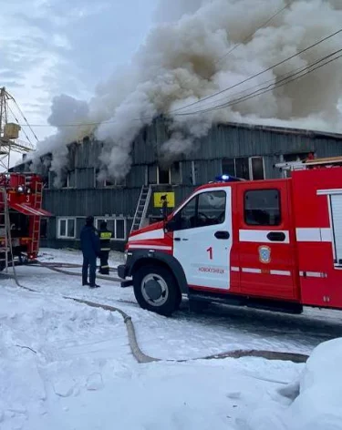 В Новокузнецке 27 человек тушили пожар на складе