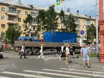 Фото: Оборванная контактная сеть упала на проезжую часть в центре Кемерова 2