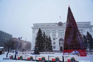 Фото: В Кемерове демонтируют новогоднюю ель и ледовый городок на площади Советов 1