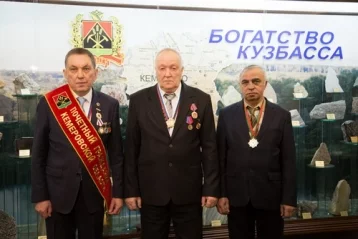 Фото: Аман Тулеев наградил работников ЖКХ Кузбасса 1