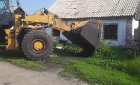 После прямого эфира губернатора в Кузбассе принялись сносить дома и ловить собак