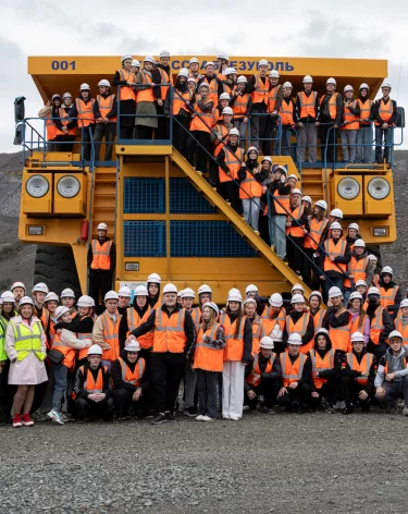 Первокурсников КузГТУ посвятили в горняки на угольном разрезе