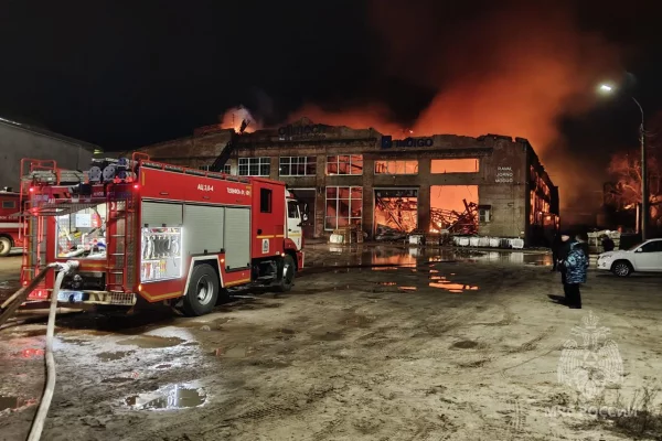 Пожар в две тысячи «квадратов» произошёл на производстве в Нижнем Новгороде