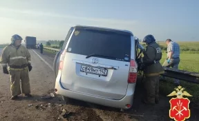 В Кузбассе минивэн с детьми попал в страшное ДТП на трассе: 3 погибли, 3 пострадали