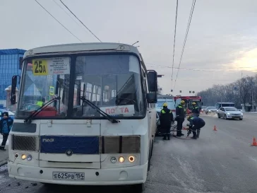 Фото: Спасатели помогли водителю после ДТП с автобусом в Кемерове на проспекте Ленина 1