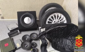 Двое мужчин украли приборную панель, колеса и чехлы из автомобиля кузбассовца