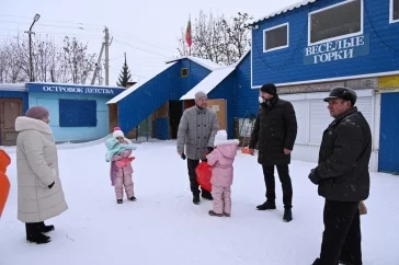 Фото: Мэр вручил награду знаменитому кузбасскому дяде Лёне: он каждый год строит горки для детей 3