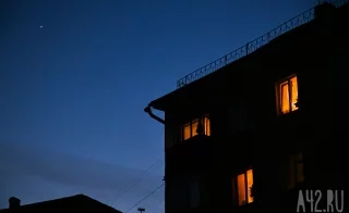 Бегающих по крыше многоэтажки детей заметили в Киселёвске