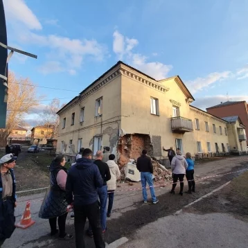 Фото: Следователи заинтересовались обрушением стены жилого дома в Кузбассе 1