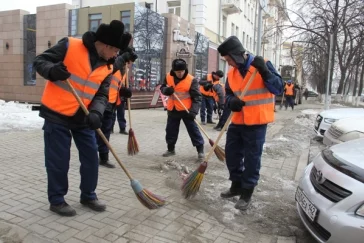 Фото: Заключённых начали привлекать к уборке снега в Кемерове 2