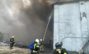 В Каменске-Уральском горит завод на площади 1250 квадратных метров 