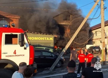 Фото: В Новосибирске загорелся автосервис, расположенный в частном доме 1