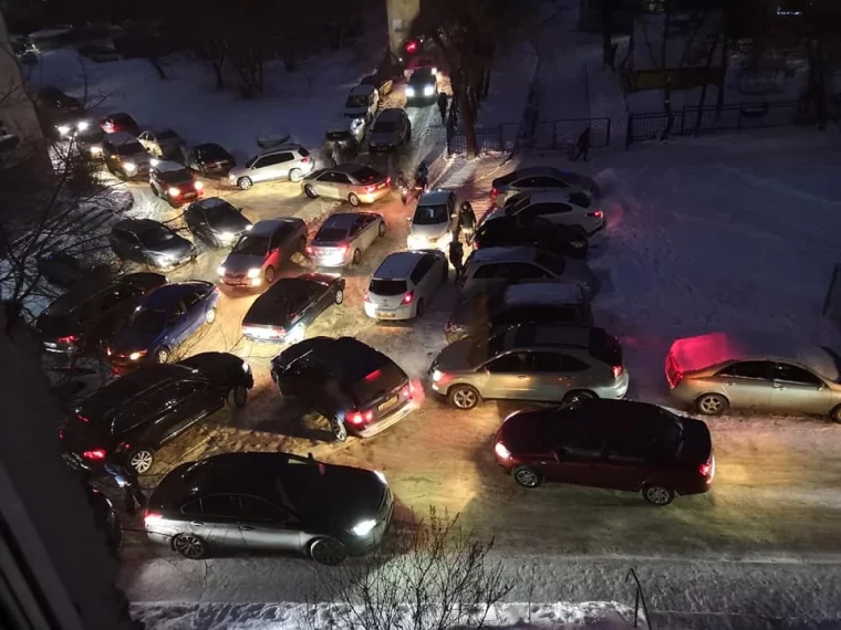 Фото: Кемеровчане возмущены утренним транспортным коллапсом в своём дворе 1