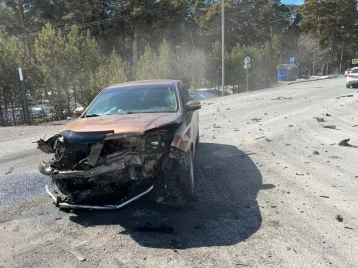 Фото: В Кузбассе два автомобиля жёстко столкнулись на перекрёстке 1