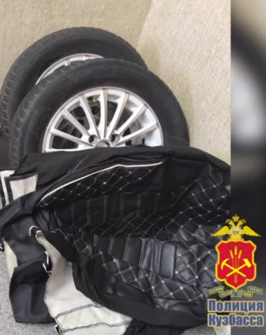 Двое мужчин украли приборную панель, колеса и чехлы из автомобиля кузбассовца