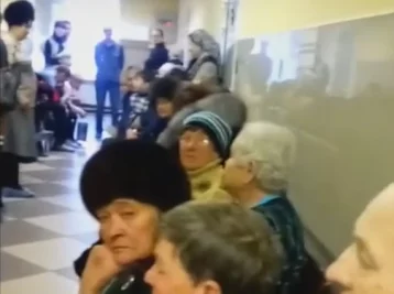Фото: Кемеровчанку возмутила огромная очередь в офтальмологической больнице 1